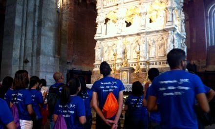 Los jóvenes de las JAR rezan ante el arca de san Agustín en Pavía antes de llegar a Cracovia para participar en la Jornada Mundial de la Juventud.