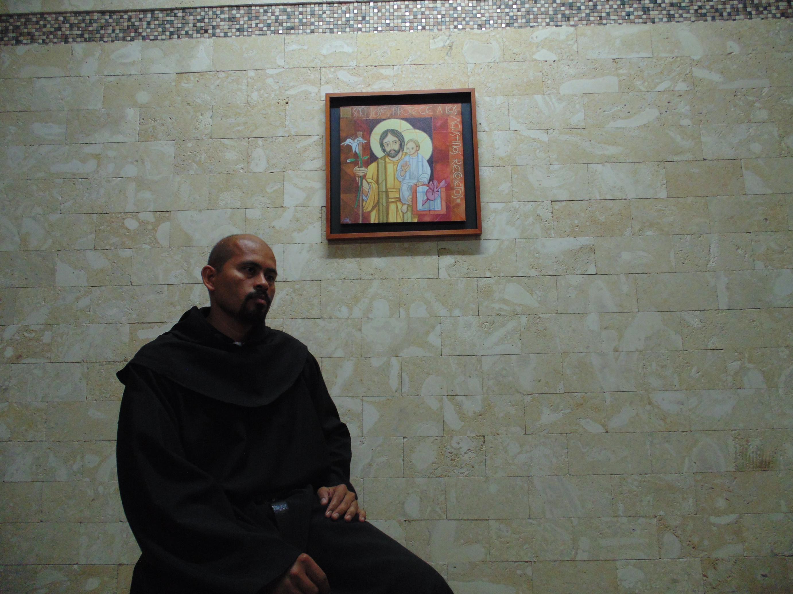 Fray Alejandro, quien se encarga de la ayuda a los ancianos en la parroquia de Guadalupe de Caracas.